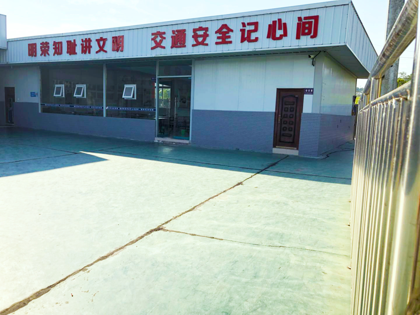 南充驾驶培训学校分析在高速路上哪些情况算违章？