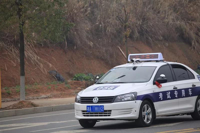 暴雪蓝色预警发布！冰雪路面行车，这些常识必须要知道！